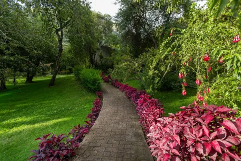 Jardines del hotel del valle Sagrado en Urubamba | Hotel Inti Punku
