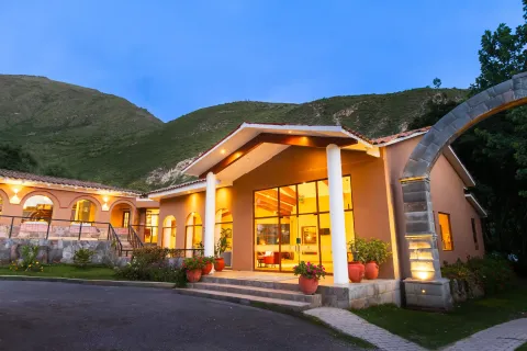 Vista fachada nocturna de hotel en Valle Sagrado Urubamba | Hotel Inti Punku